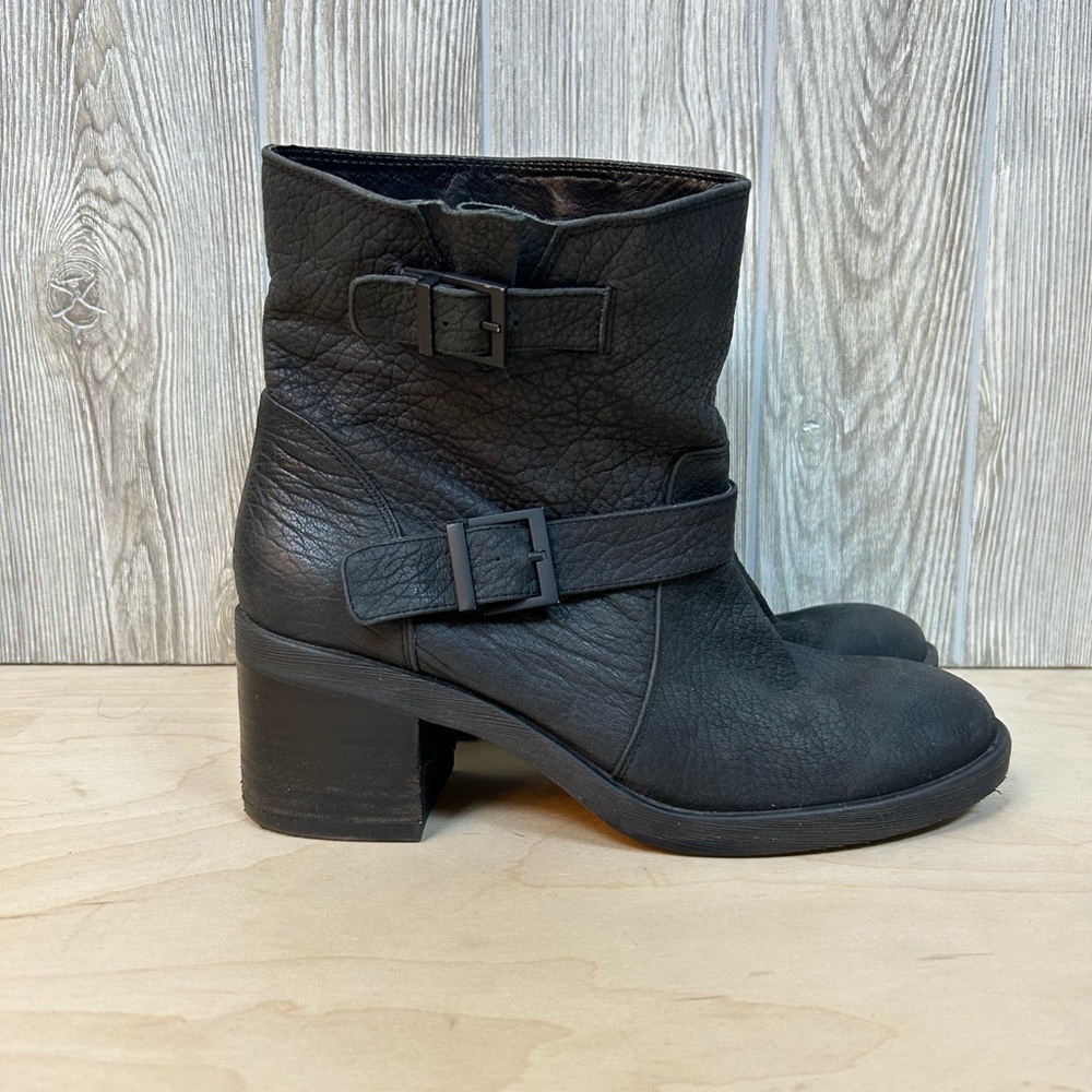 Kenneth Cole Camden Runs Black Leather Moto Boots with Chunky Heel Buckles 9.5